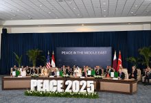 حفل التوقيع على اتفاق السلام في غزة في قمة السلام في شرم الشيخ، 13 أكتوبر 2025، في مركز شرم الشيخ الدولي للمؤتمرات، مصر. تظهر الصورة رؤساء الدول والوسطاء وهم يوقعون الاتفاق. في مقدمة المسرح، اللافتة "PEACE 2025" ("السلام 2025") وفي وسط الخلفية النقش "PEACE IN THE MIDDLE EAST" ("السلام في الشرق الأوسط" .