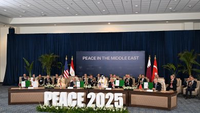 حفل التوقيع على اتفاق السلام في غزة في قمة السلام في شرم الشيخ، 13 أكتوبر 2025، في مركز شرم الشيخ الدولي للمؤتمرات، مصر. تظهر الصورة رؤساء الدول والوسطاء وهم يوقعون الاتفاق. في مقدمة المسرح، اللافتة "PEACE 2025" ("السلام 2025") وفي وسط الخلفية النقش "PEACE IN THE MIDDLE EAST" ("السلام في الشرق الأوسط" .